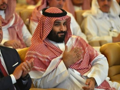 Smiles, selfies as Saudi crown prince attends investment forum amid 'crisis'
