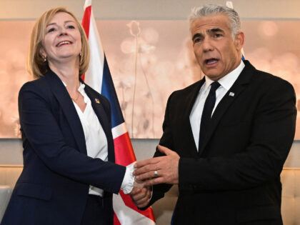 NEW YORK, NEW YORK - SEPTEMBER 21: British Prime Minister Liz Truss and Israeli Prime Mini