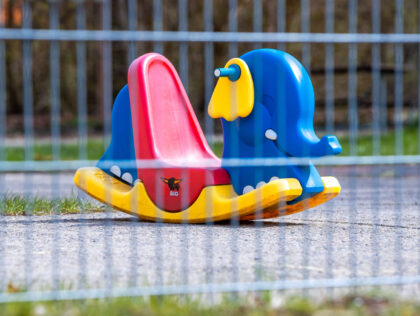 15 April 2021, Mecklenburg-Western Pomerania, Grambow: A seesaw stands in the empty garden
