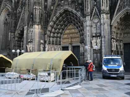 26 December 2023, North Rhine-Westphalia, Cologne: Police officers and police cars in fron