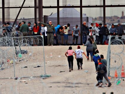 Migrants cross the border to USA