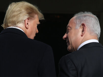 U.S. President Donald Trump (L) welcomes Israeli Prime Minister Benjamin Netanyahu at the